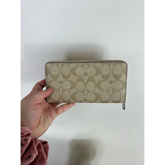 Coach Beige and light tan Shoulder Bag with matching wallet - Picture 14 of 16